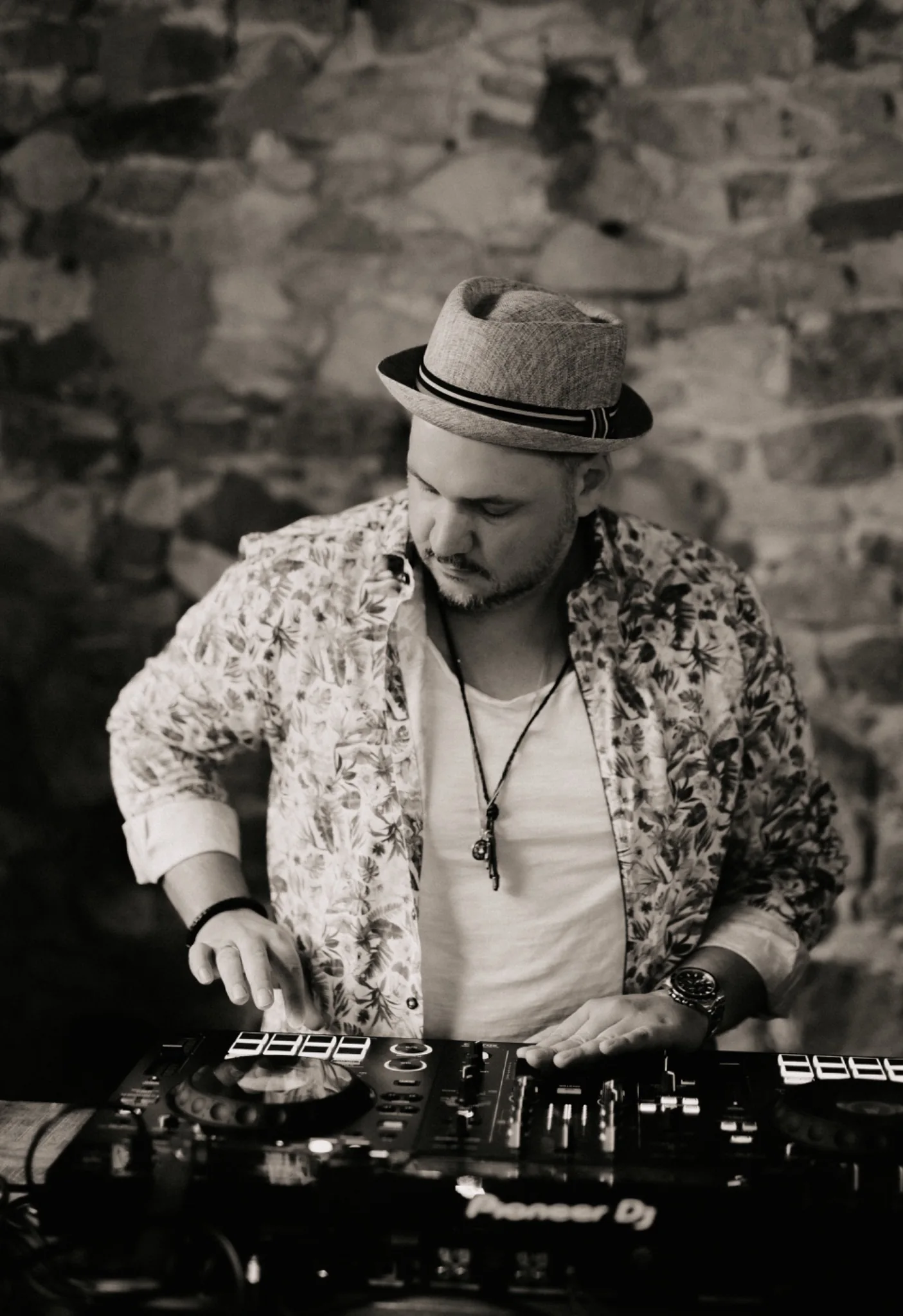 Tim Kramer am DJ-Mischpult in Schwarz-Weiß – KRAM'A Electronic Music