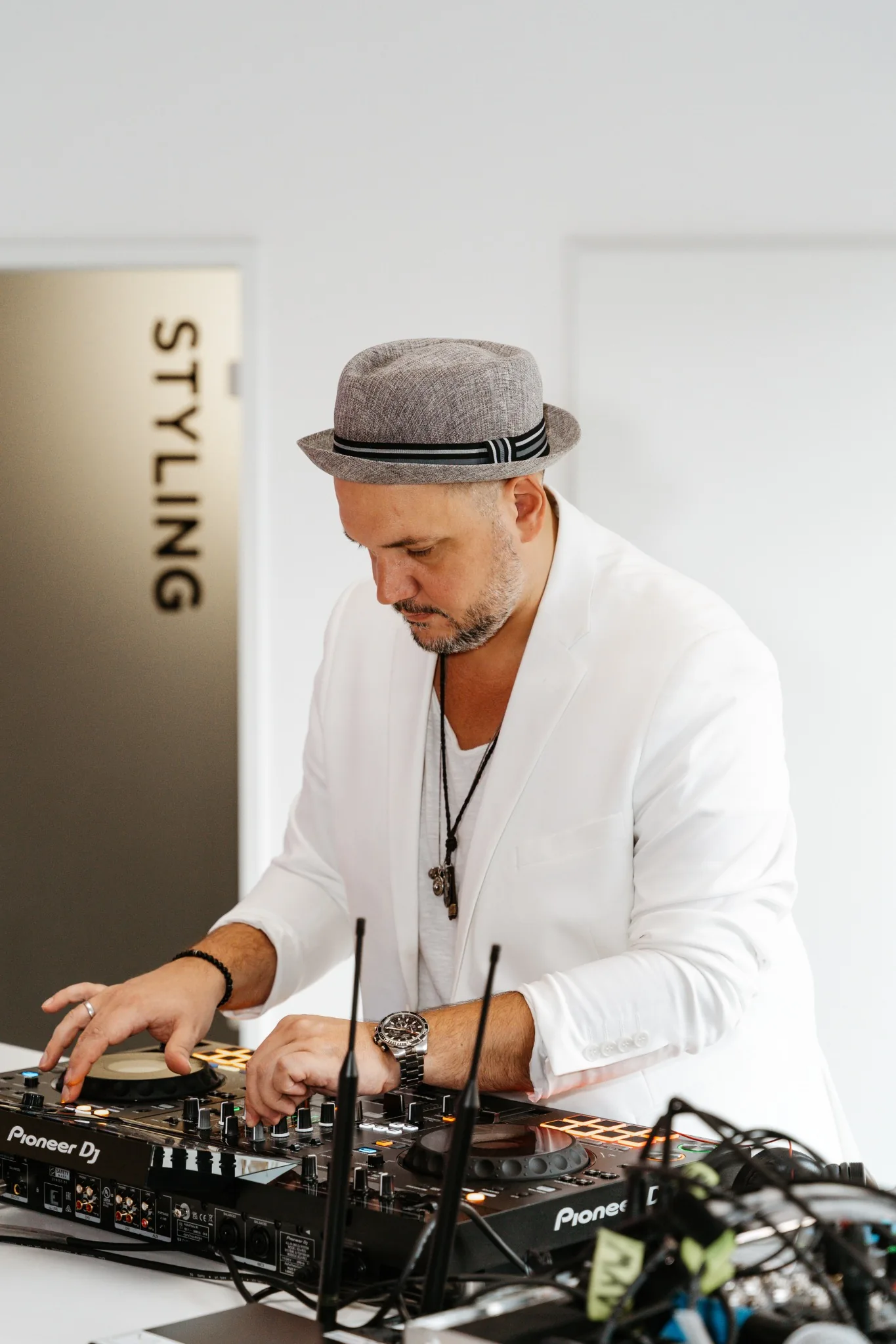 Tim Kramer im weißen Sakko am DJ-Mischpult