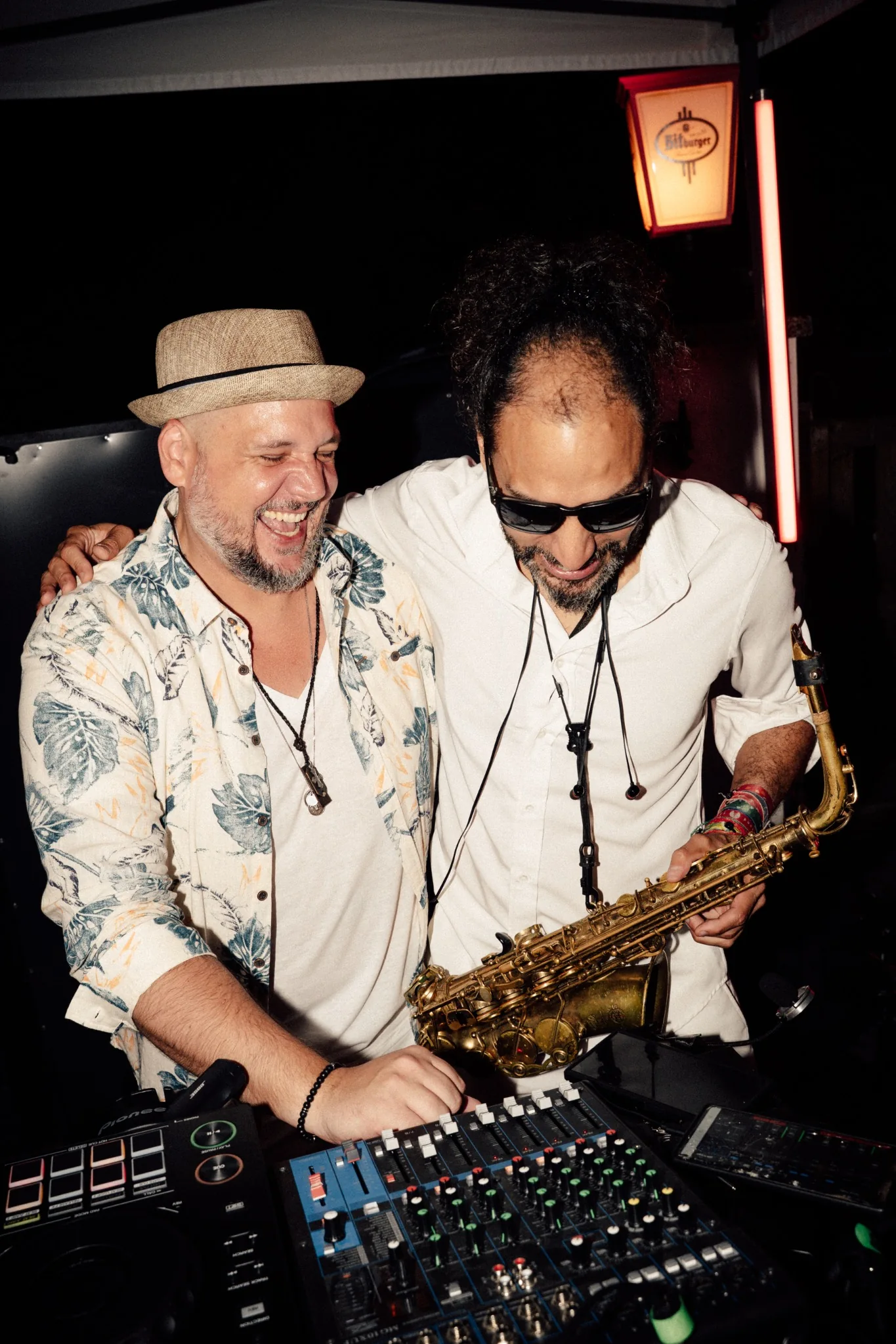 Tim Kramer und Karim Kahtan lachend zusammen am DJ-Set
