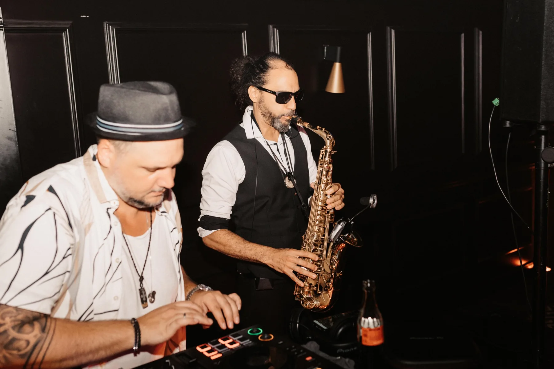 DJ Tim Kramer am Mixer, Karim Kahtan spielt live Saxophon