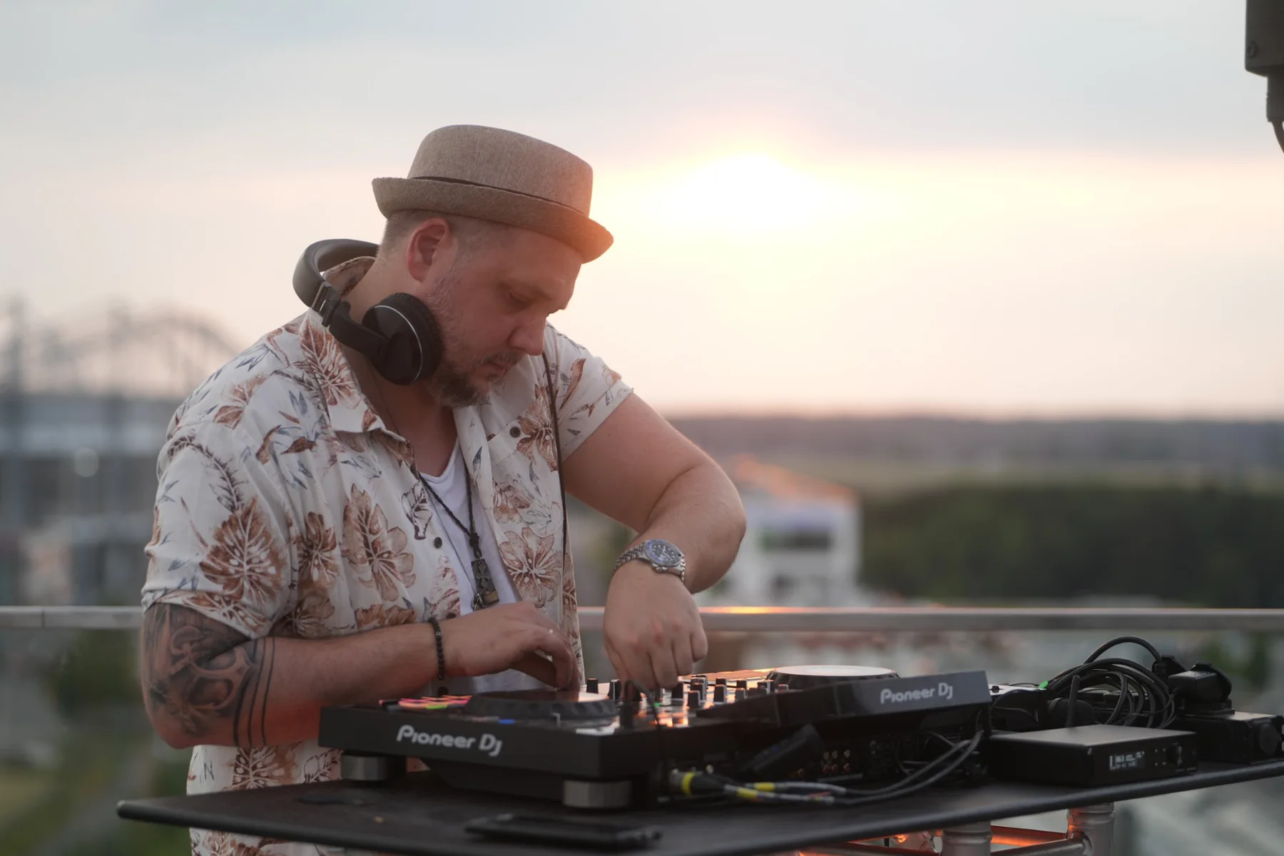 DJ Tim Kramer beim Rooftop-Set in der Abendsonne